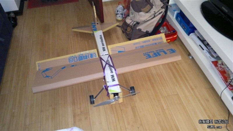 自己动手做了一个纸壳飞机!第一次做!式飞成功!
