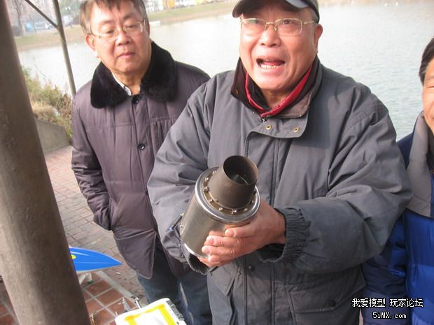 参观学习刘明耀老师制作的小型涡喷发动机